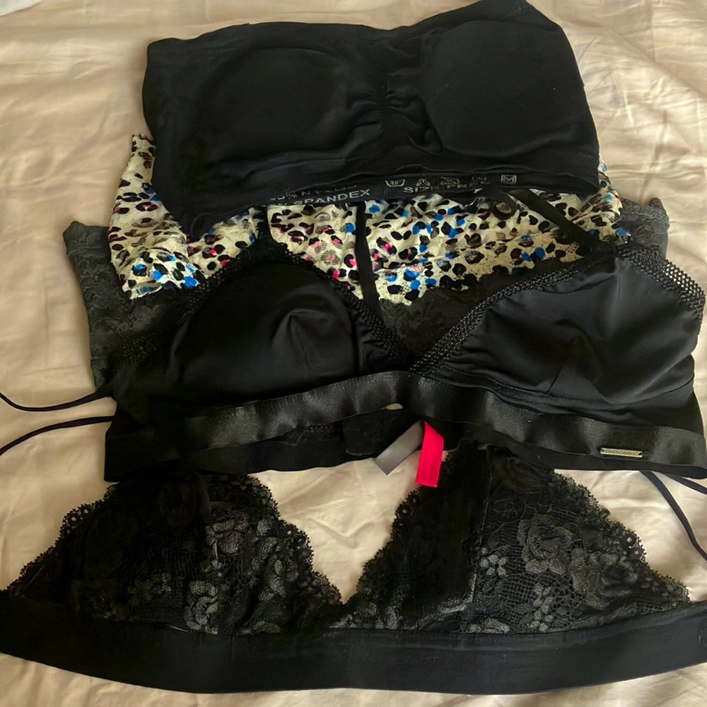 💜 5 Soft Bras - Urban Outfitter (L), Vince Camuto (L) and 3 boob tubes 💙